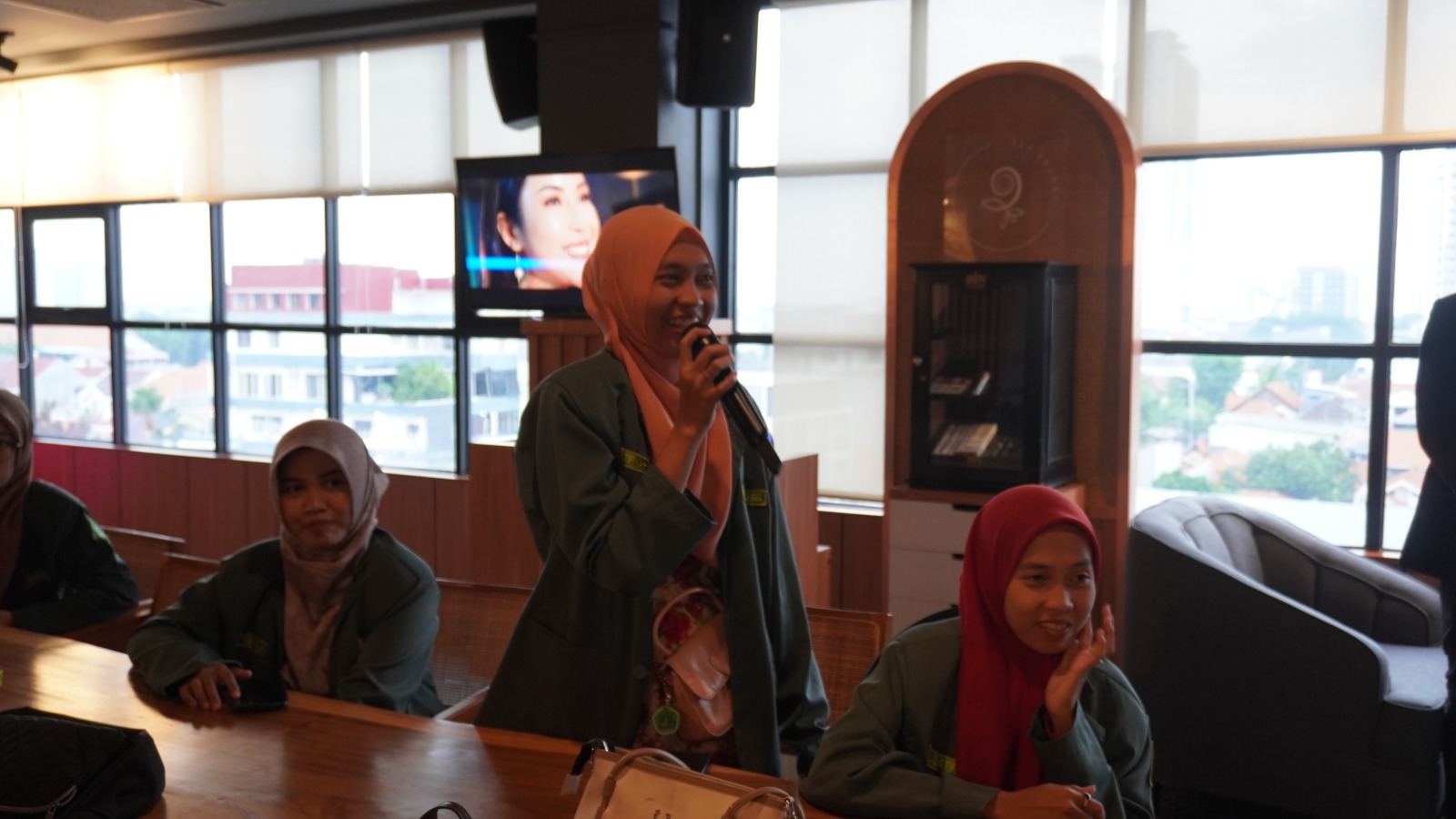 Keseruan Sharing Season dalam Acara The Art of Public Speaking & Coffe Trending 2025