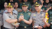 Kapolres Mojokerto Berikan Surprice di Markas Kodim 0815 dan Korem 082/CPYJ Peringati Hari TNI Ke-74