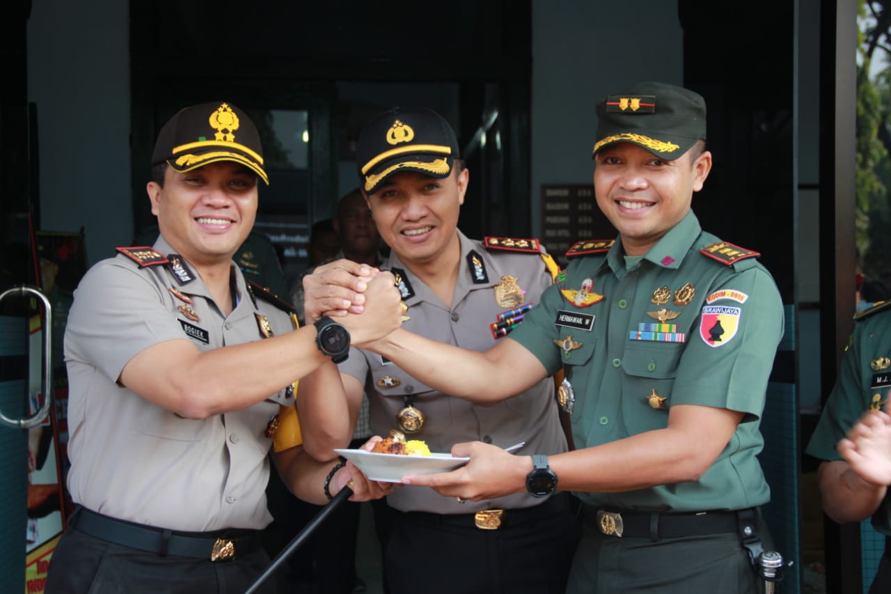 Peringati Hari TNI Ke-74, Kapolresta Mojokerto Berikan Surprice di Markas Kodim 0815 dan Korem 082/CPYJ