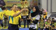 Kapolresta Mojokerto Serahkan Piala Bergilir Turnament Bola Volly Tingkat SMP/SMA Kepada Sang Juara