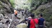 Mitigasi Bencana, Koramil 16/Pacet Bersama BKPH Bersihkan Aliran Sungai