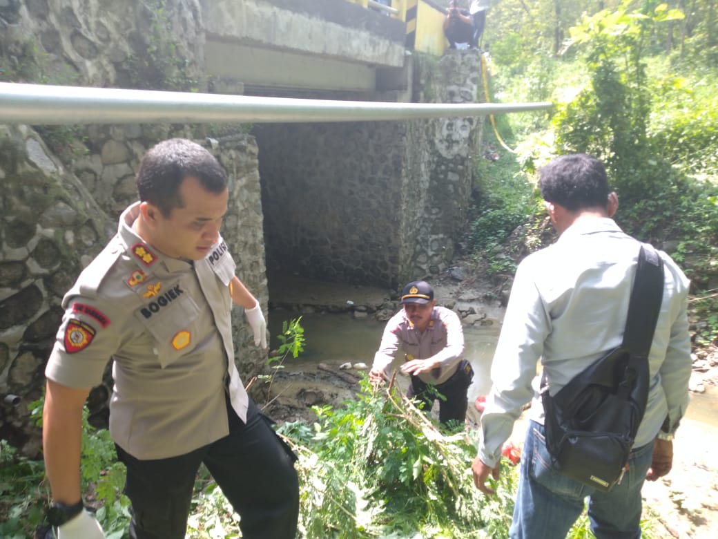 Kapolresta Mojokerto Cek Lokasi Penemuan Mayat di Bawah Jembatan Kawasan Hutan Jati Kemlagi