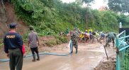 TNI-BPBD Bersama Warga Bersihkan Material Longsor Jalur Pacet-Trawas