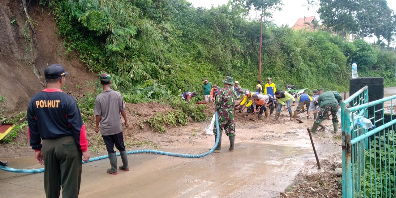 TNI-BPBD Bersama Warga Bersihkan Material Longsor Jalur Pacet-Trawas