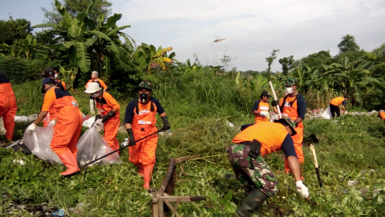 Koramil Jatirejo Bersama Instansi Terkait Gotong Royong Bersihkan Sampah