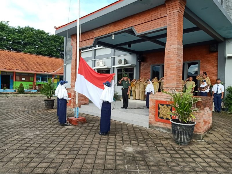 Foto.Upacara Bendera Bati Bakti TNI Koramil 0815/I1 Pungging Ingatkan Sejarah Perjuangan Bangsa