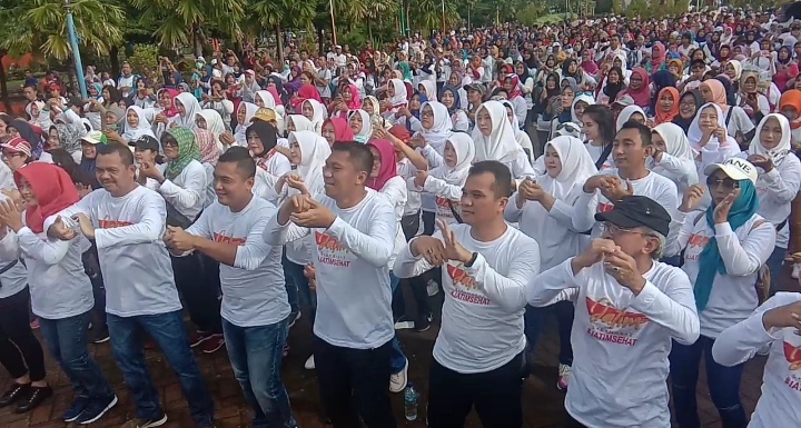 Foto. Bupati Mojokerto Berangkatkan Jalan  Sehat 