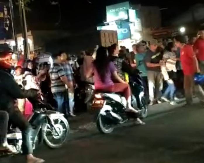 Menunggu cod-an pakean Di Pinggir Jalan Raya Handphon Di Gasak Jambret