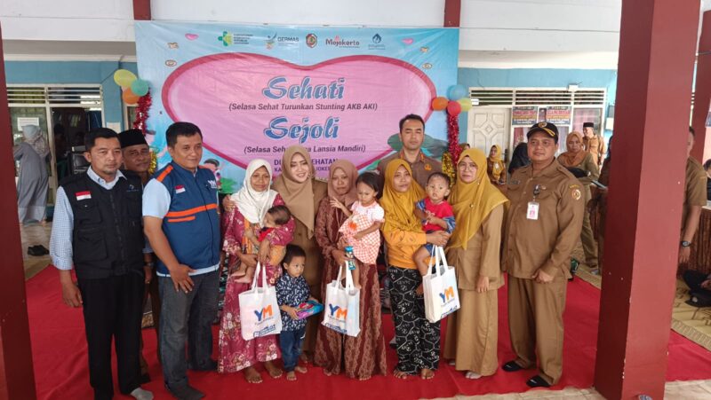 Selasa Sehat di Desa Kumitir: Bupati Mojokerto Ajak Warga Turunkan Stunting dan Jaga Kesehatan Lansia