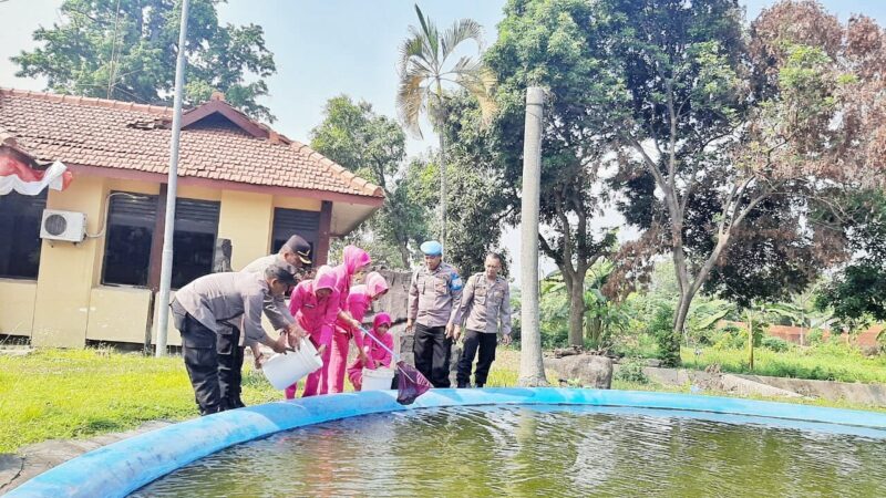 Foto. Kapolsek Trowulan dan Bhayangkari Gelar Kegiatan Tabur Benih Ikan di Mako Polsek